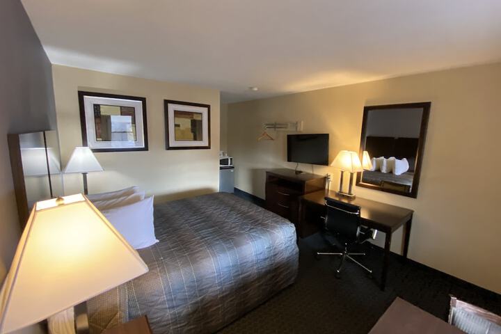 1 Queen Bed (10 of 14)