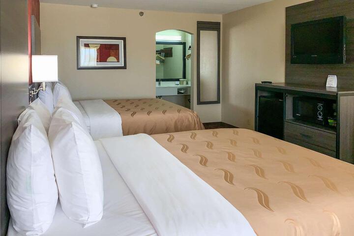 2 Queen Beds (1 of 7)