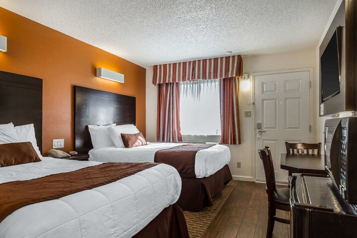 2 Double Beds (7 of 13)