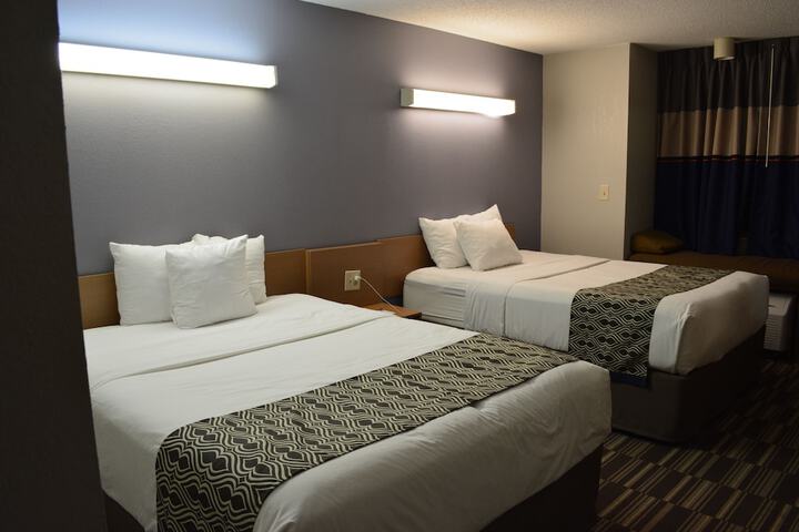 1 Queen Bed (10 of 27)