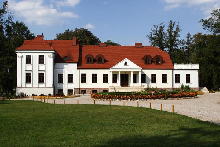 Exterior of Dwór Stary Chotów