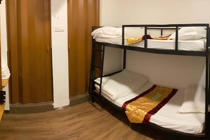 Room 6 of 163