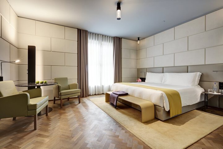 Room 93 of 241