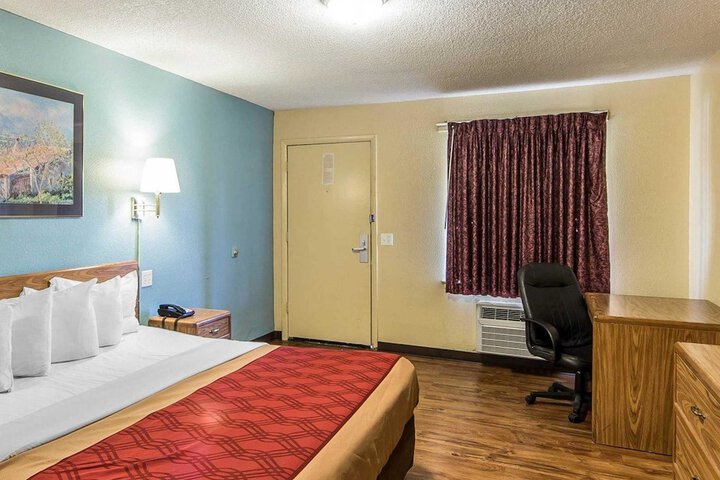 1 King Bed (5 of 18)