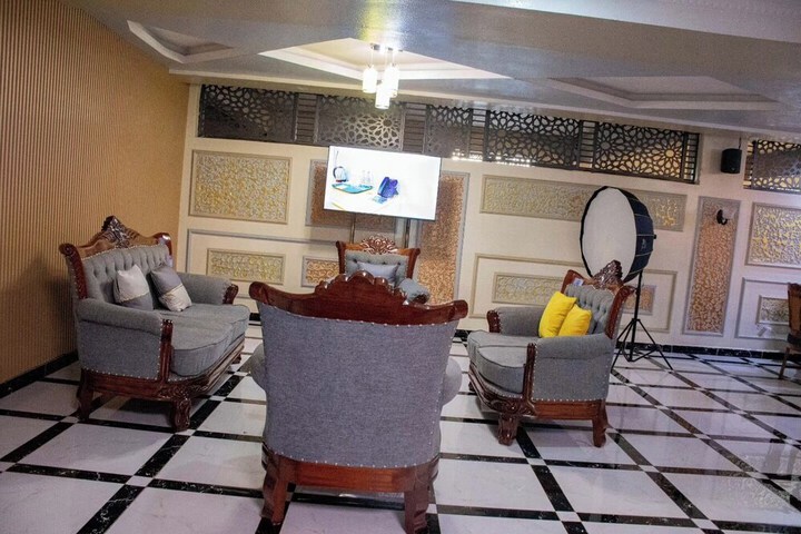 Lounge 91 of 112