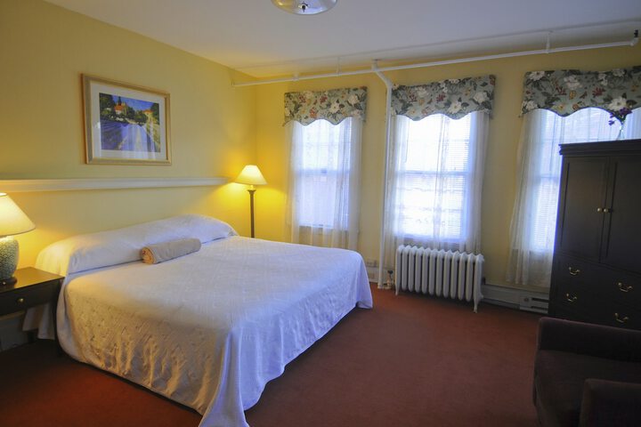 Deluxe King Bed (15 of 16)