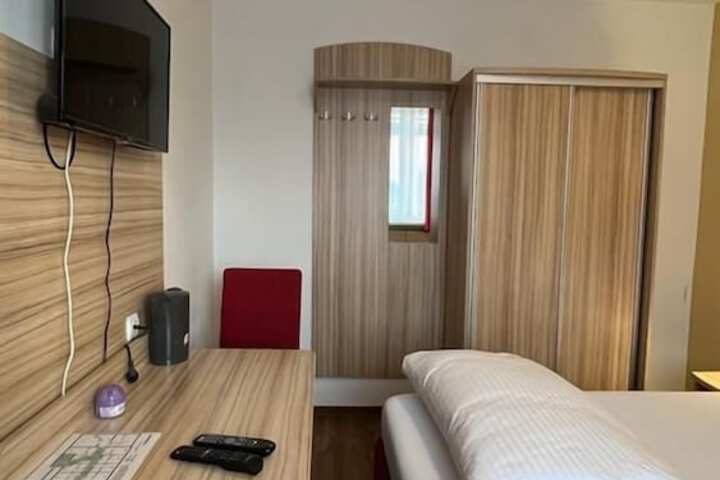 Room 7 of 16