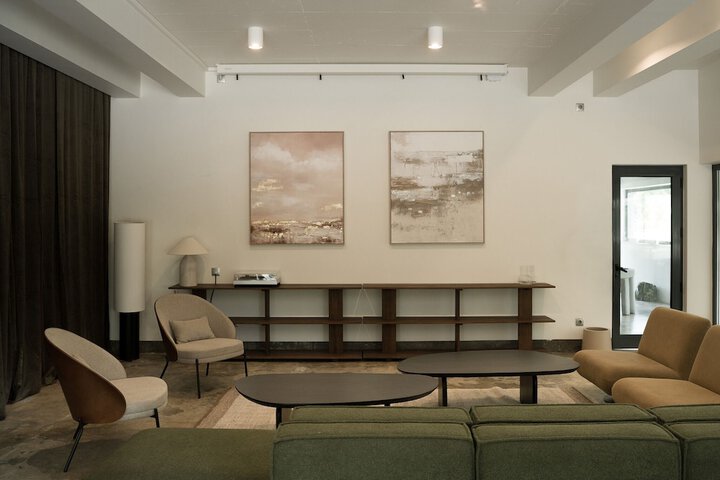 Lounge 73 of 82