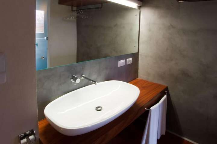 Room 16 of 38