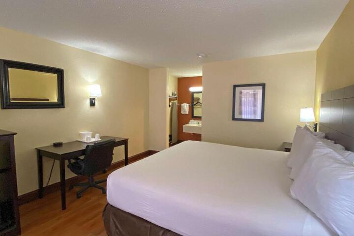 1 King Bed Accessible (3 of 7)