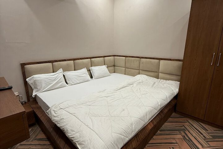 Room 7 of 14