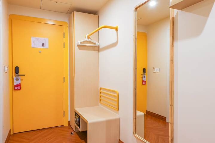 Room 12 of 32