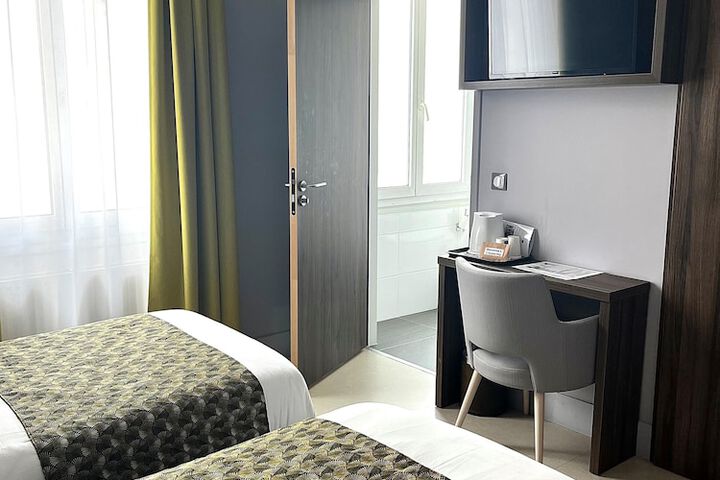 Room 4 of 16