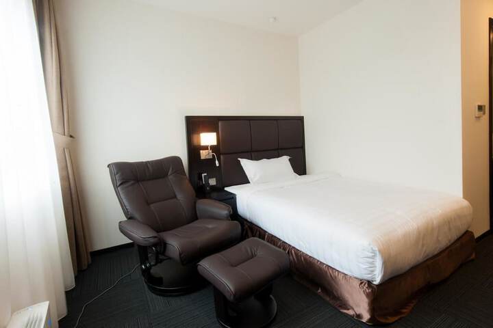 Room 9 of 32