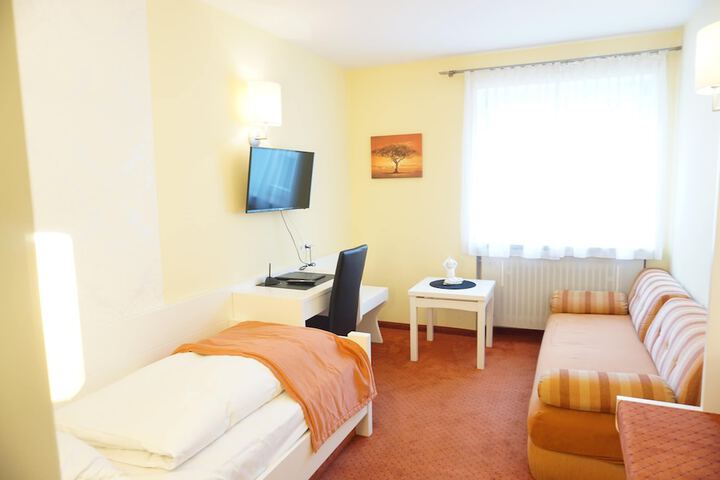 Room 7 of 12