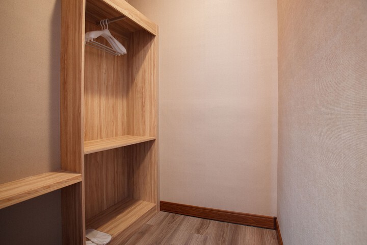 Room 72 of 91