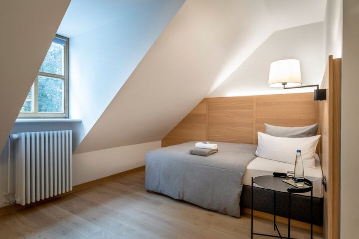 Room 8 of 34