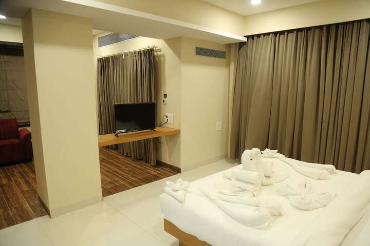 Room 4 of 9