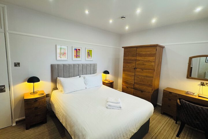 Room 2 of 7