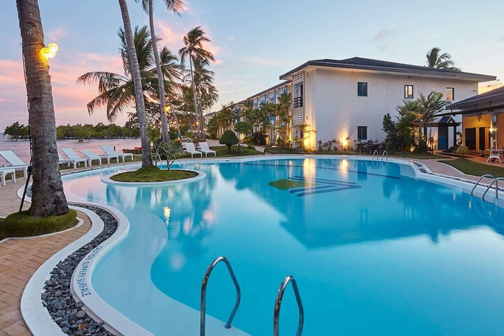 Hotel Pool