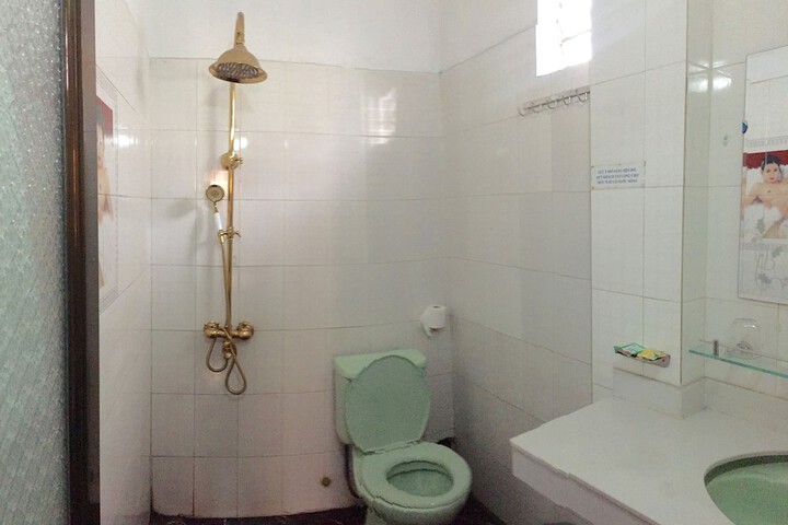 Room 5 of 12