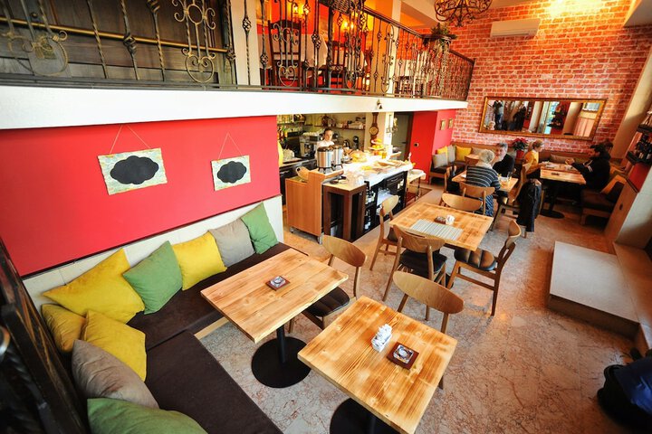 Lounge 44 of 50