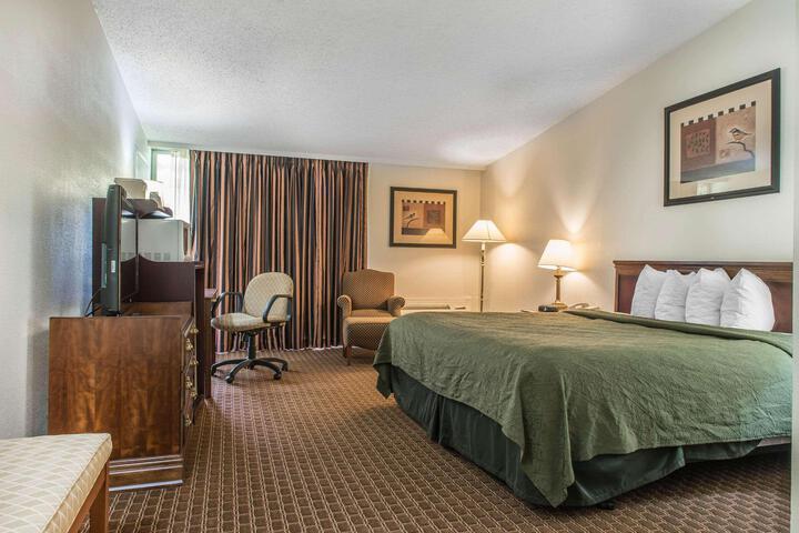 1 King Bed (3 of 9)