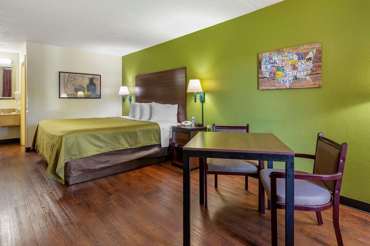 1 King Bed (4 of 8)