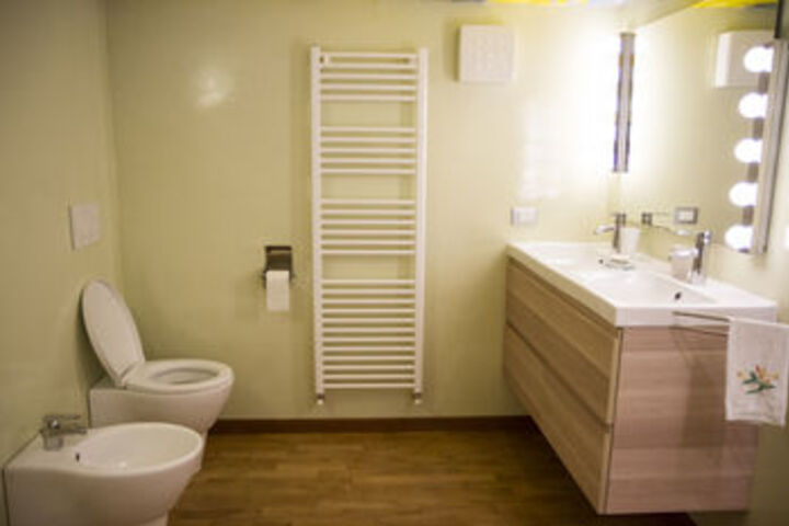 Room 4 of 17