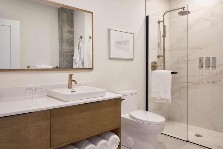 209 2nd Floor Studio Murphy Queen Bed with Balcony (70 of 95)