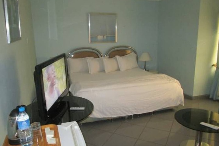Room 6 of 11