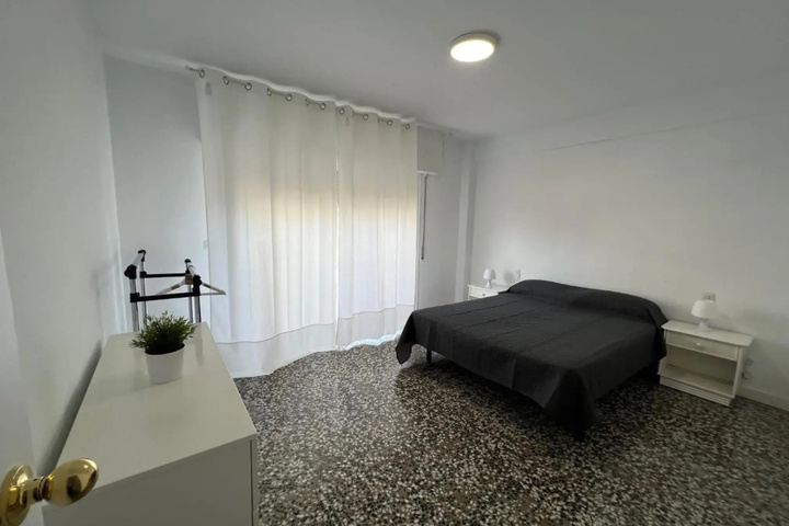 Room 4 of 16
