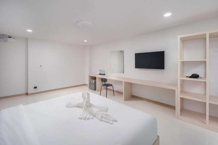 Room 6 of 13
