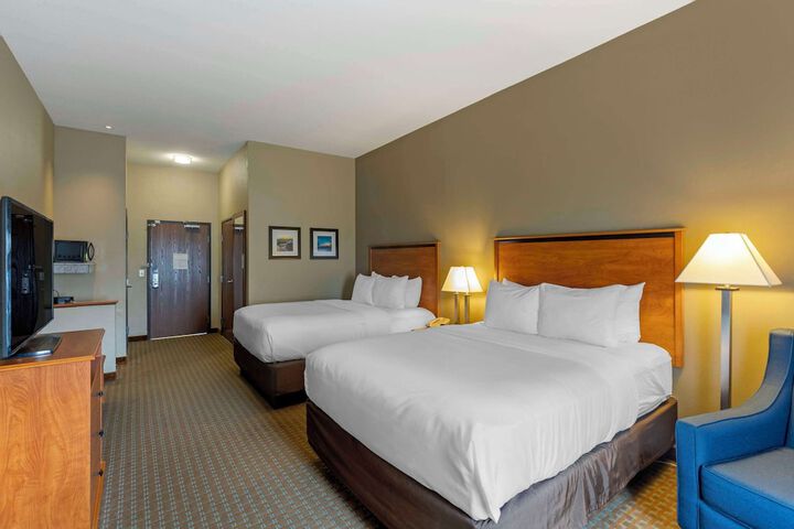 2 Queen Beds (2 of 12)