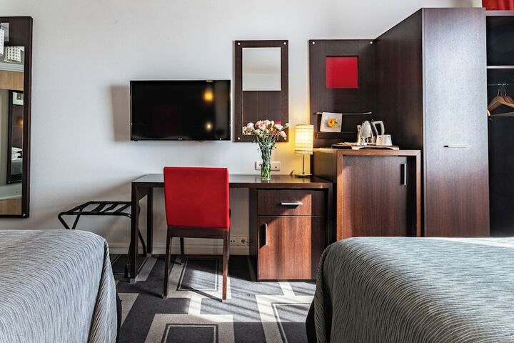 Room 25 of 173