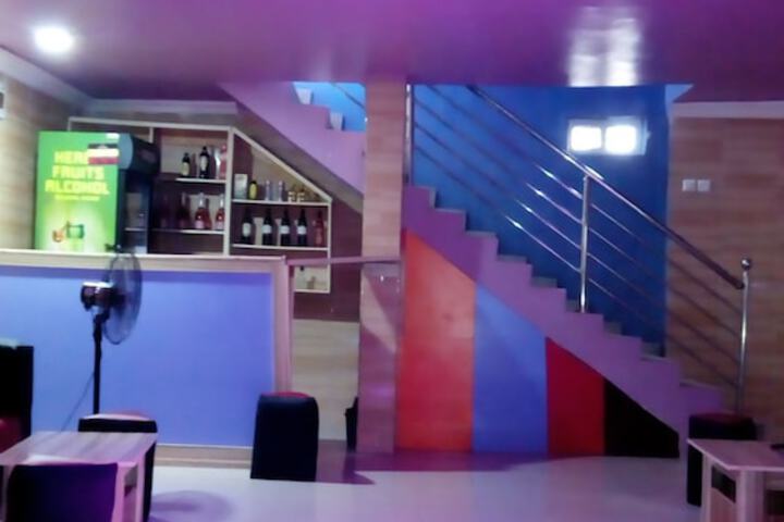 Lounge 28 of 42