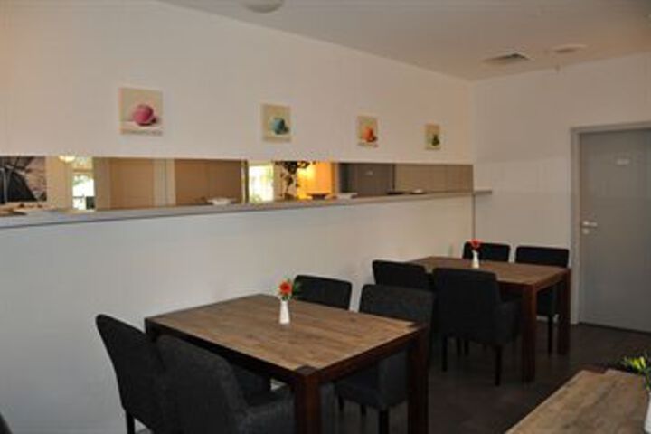 Dining 6 of 27