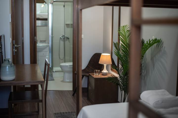 Room 33 of 80
