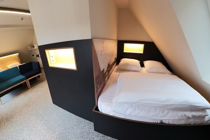 Room 5 of 93