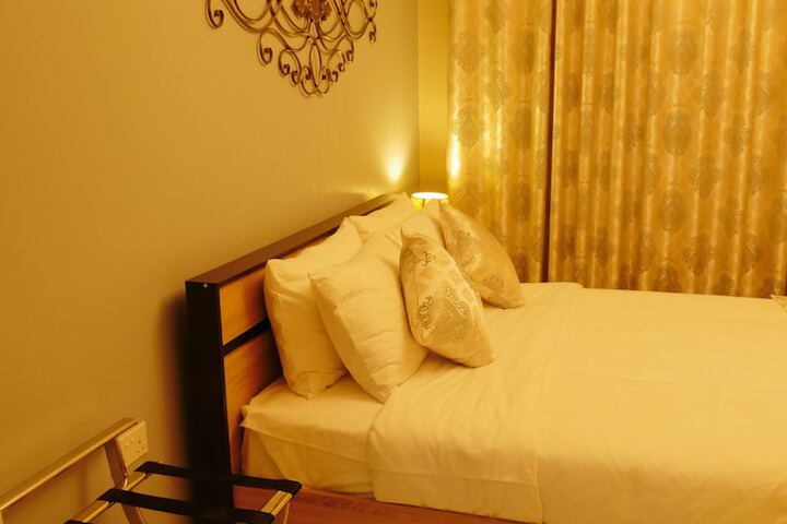 Room 10 of 33