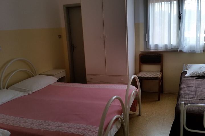 Room 8 of 11