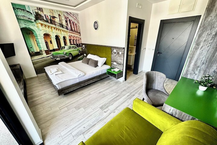 Room 13 of 83