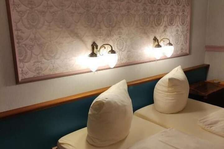 Room 4 of 33