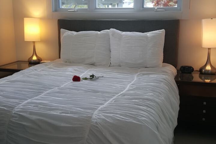 1 Queen Bed (22 of 25)