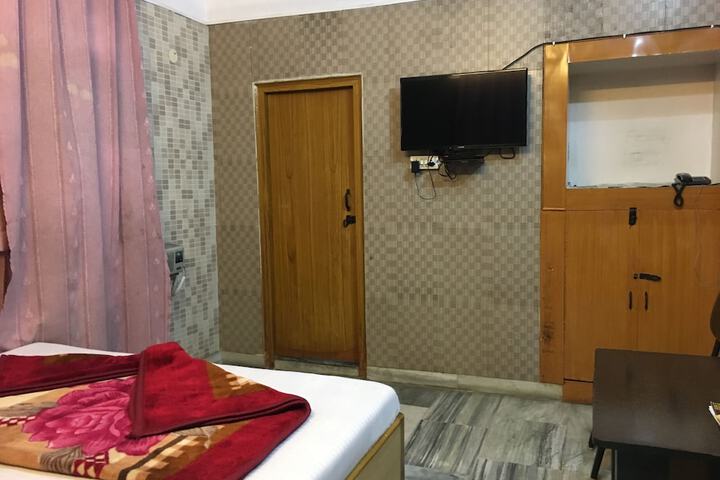 Room 13 of 16