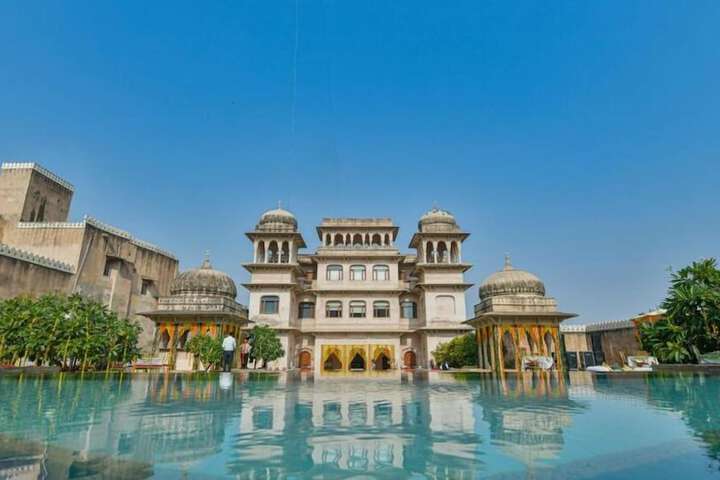 Hotel with Pool