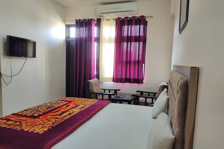 Room 8 of 32