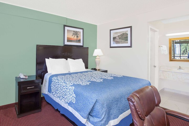 1 Queen Bed (15 of 15)