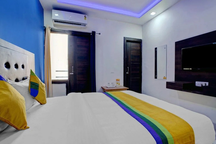 Room 4 of 9