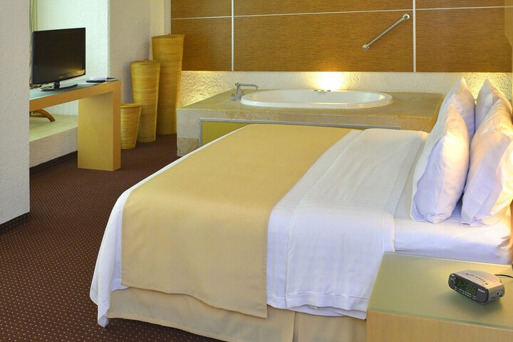 Room 4 of 76